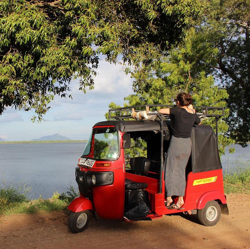 tourists exploring sri lanka by tuk tuk